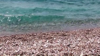 Deniz dalgaları ve kıyı şeridi eğlence ve eğlence için bir yerdir.