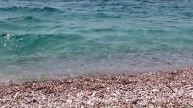 Deniz dalgaları ve kıyı şeridi eğlence ve eğlence için bir yerdir.