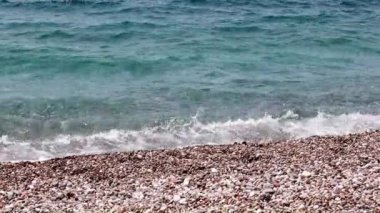 Deniz dalgaları ve kıyı şeridi eğlence ve eğlence için bir yerdir.