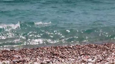 Deniz dalgaları ve kıyı şeridi eğlence ve eğlence için bir yerdir.