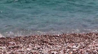 Deniz dalgaları ve kıyı şeridi eğlence ve eğlence için bir yerdir.