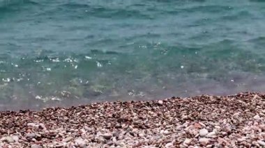 Deniz dalgaları ve kıyı şeridi eğlence ve eğlence için bir yerdir.