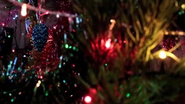 Noel ağacının dallarında güzel bir bayram süsü.