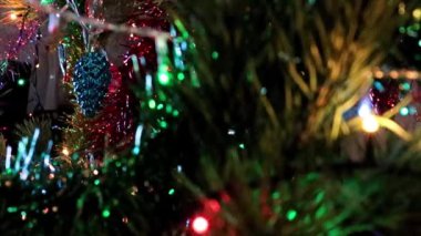Noel ağacının dallarında güzel bir bayram süsü.