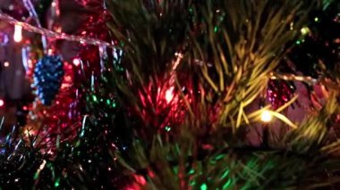 Noel ağacının dallarında güzel bir bayram süsü.