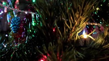 Noel ağacının dallarında güzel bir bayram süsü.