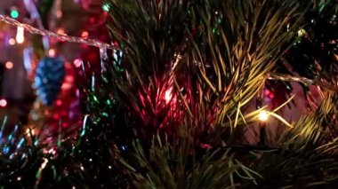 Noel ağacının dallarında güzel bir bayram süsü.