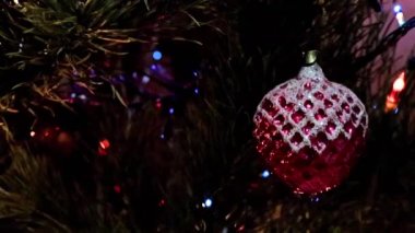 Noel ağacının dallarında güzel bir bayram süsü.