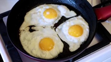 Sabah kahvaltısı için mükemmel bir omlet hazırlıyorum.