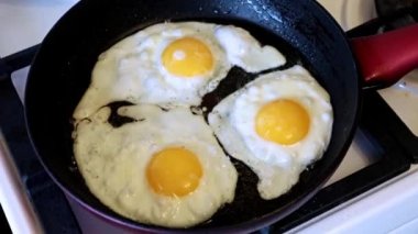 Sabah kahvaltısı için mükemmel bir omlet hazırlıyorum.