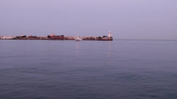 Ruch Statku Handlowego Migoczącej Latarni Morskiej Molo Obszarze Wodnym Portu — Wideo stockowe