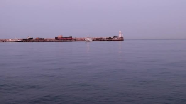 Déplacement Navire Marchand Phare Clignotant Sur Jetée Dans Zone Eau — Video