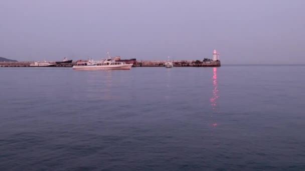 Verplaatsing Van Een Koopvaardijschip Een Flikkerende Vuurtoren Pier Het Watergebied — Stockvideo