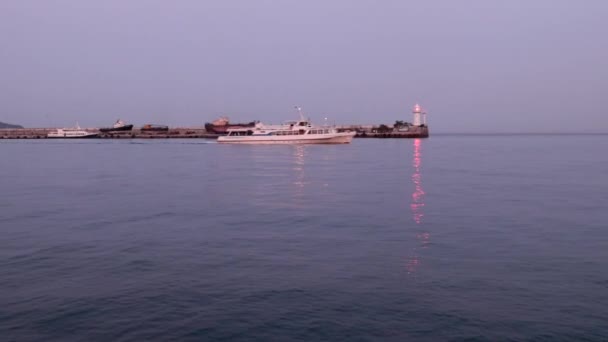 Movimiento Buque Mercante Faro Parpadeante Muelle Zona Acuática Del Puerto — Vídeos de Stock