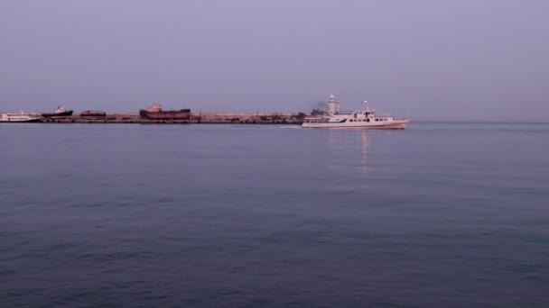 Egy Kereskedelmi Hajó Egy Villogó Világítótorony Mozgása Tengeri Kikötő Vízterületén — Stock videók