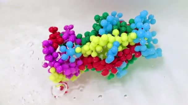 Пластиковая Модель Молекулы Вируса Потоке Воды — стоковое видео