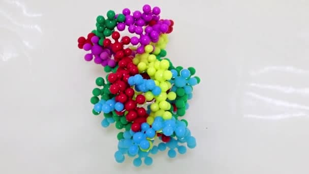 水の流れの中のウイルス分子のプラスチックモデルは — ストック動画