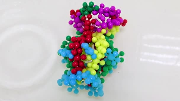 水の流れの中のウイルス分子のプラスチックモデルは — ストック動画