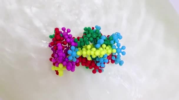 Plastikowy Model Cząsteczki Wirusa Strumieniu Wody — Wideo stockowe