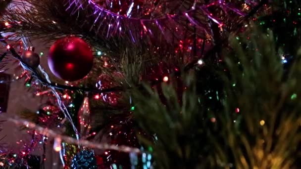 Noel Ağacının Dallarında Güzel Bir Bayram Süsü — Stok video