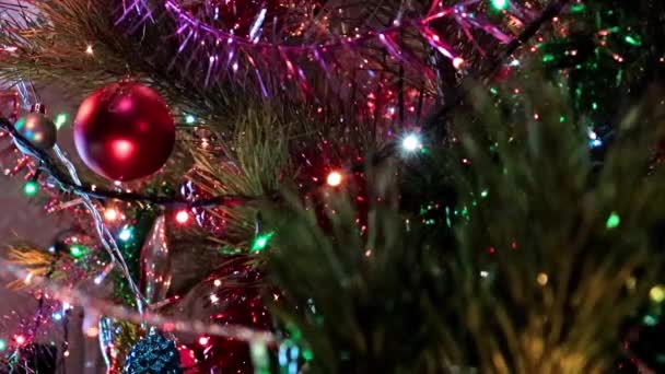 Красивые Праздничные Украшения Ветвях Рождественской Елки — стоковое видео
