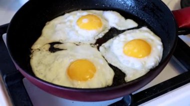 Sabah kahvaltısı için mükemmel bir omlet hazırlıyorum.