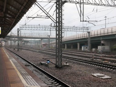 Bir yolcu istasyonundaki demiryolu rayları ve yapıları