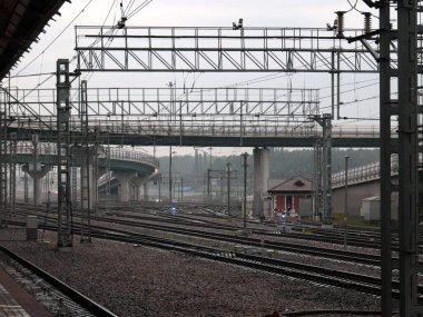 Bir yolcu istasyonundaki demiryolu rayları ve yapıları