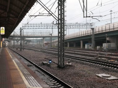 Bir yolcu istasyonundaki demiryolu rayları ve yapıları