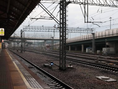 Bir yolcu istasyonundaki demiryolu rayları ve yapıları