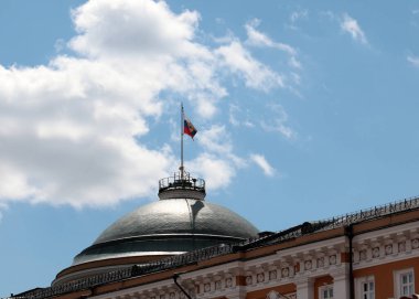 Rusya Federasyonu bayrağı bayrak direğinde dalgalanır.