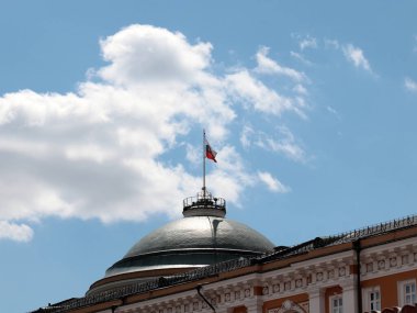 Rusya Federasyonu bayrağı bayrak direğinde dalgalanır.