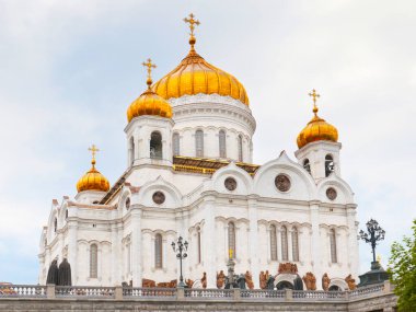 Moskova 'daki Kurtarıcı İsa' nın Hristiyan Kilisesi Katedrali 'nin kubbeleri ve haçları
