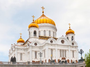 Moskova 'daki Kurtarıcı İsa' nın Hristiyan Kilisesi Katedrali 'nin kubbeleri ve haçları
