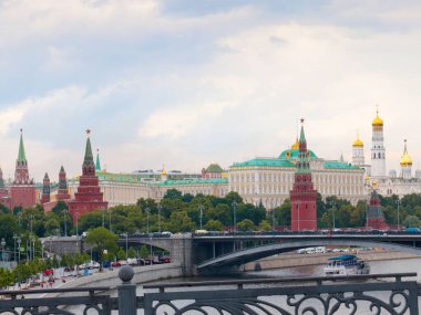 Moskova Rusya 'daki Kremlin binalarındaki Yauza nehrinin manzarası