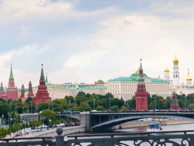 Moskova Rusya 'daki Kremlin binalarındaki Yauza nehrinin manzarası