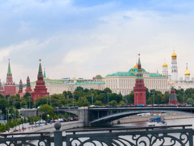 Moskova Rusya 'daki Kremlin binalarındaki Yauza nehrinin manzarası