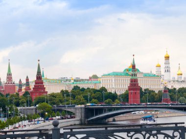 Moskova Rusya 'daki Kremlin binalarındaki Yauza nehrinin manzarası