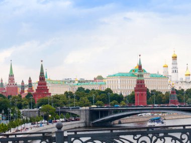 Moskova Rusya 'daki Kremlin binalarındaki Yauza nehrinin manzarası