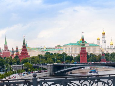 Moskova Rusya 'daki Kremlin binalarındaki Yauza nehrinin manzarası