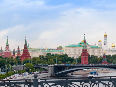 Moskova Rusya 'daki Kremlin binalarındaki Yauza nehrinin manzarası