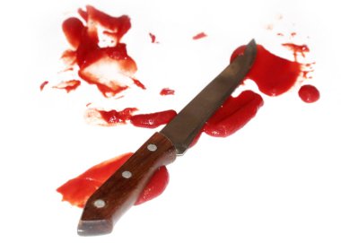Aile içi şiddetin bir göstergesi olarak metal mutfak bıçağı ve kanlı kütle damlaları