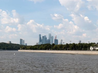 Moskva nehri Rusya 'daki Moskova iş merkezinin muhteşem binaları