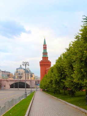 Moskova Rusya 'daki eski Kremlin' in kuleleri ve duvarları