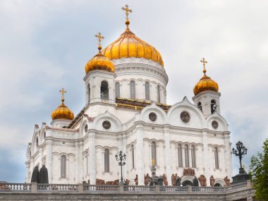 Çan kulesi ve Ortodoks Moskova 'daki Kurtarıcı İsa' nın Katedrali 'nin kubbelerinden geçer.