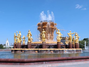 Rusya, Moskova 'daki VDNH sergisindeki halkların dostluğu çeşmesinin saf su jeti.
