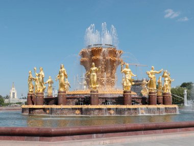 Rusya, Moskova 'daki VDNH sergisindeki halkların dostluğu çeşmesinin saf su jeti.