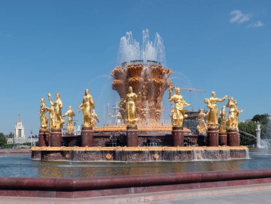 Rusya, Moskova 'daki VDNH sergisindeki halkların dostluğu çeşmesinin saf su jeti.