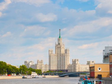 Moskova nehri Rusya 'nın Kotelnicheskaya seti üzerinde çok katlı bir bina.