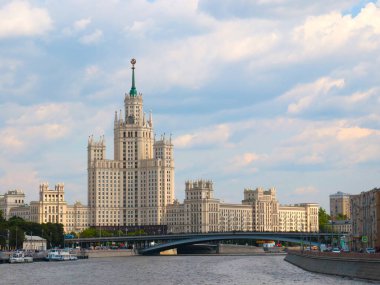 Moskova nehri Rusya 'nın Kotelnicheskaya seti üzerinde çok katlı bir bina.